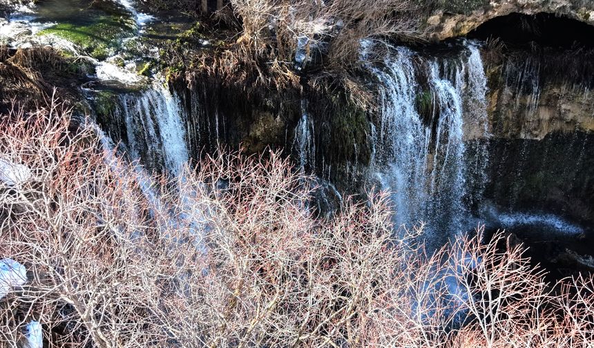 Karların erimesiyle Değirmenaltı Şelalesi coştu