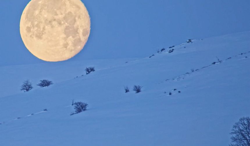 Karlı dağlar ile dolunay aynı karede güzel görüntüler oluşturdu