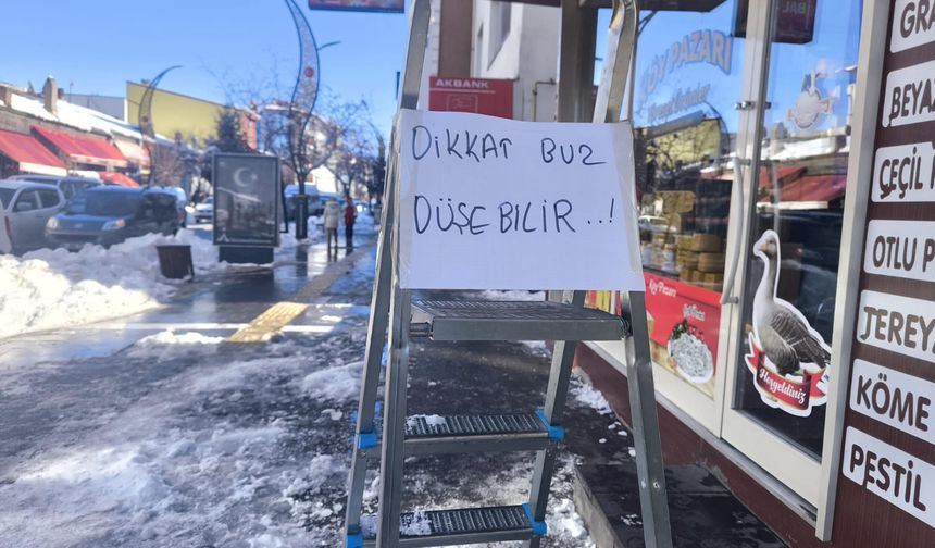 Kars'ta çatılardaki buz sarkıtları tehlike oluşturuyor