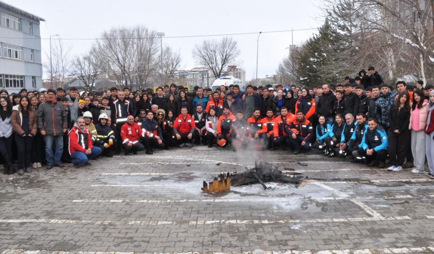 Kars'ta lise öğrencilerine deprem tatbikatı