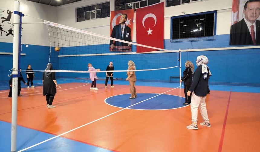 Kurduğu voleybol takımıyla kadınların sosyalleşmesine katkı sağlıyor