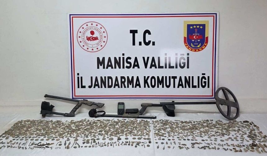 Manisa'da çok sayıda tarihi obje ve sikke ele geçirildi