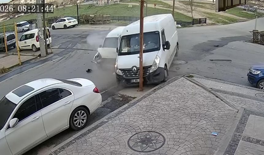 Minibüs ile hafif ticari aracın çarpıştığı kaza kamerada; 4 yaralı