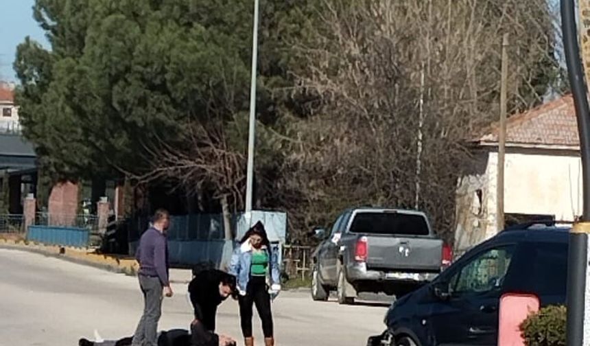 Motosiklet ile hafif ticari aracın çarpıştığı kaza kamerada; 2 yaralı