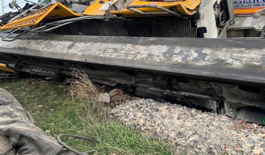 Nevşehir'de yük treni hemzemin geçitte TIR'a çarptı: 2 yaralı