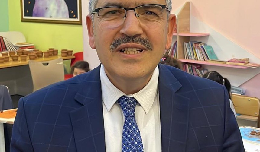 Öğrenciler, ustasından çömlek yapımını öğreniyor