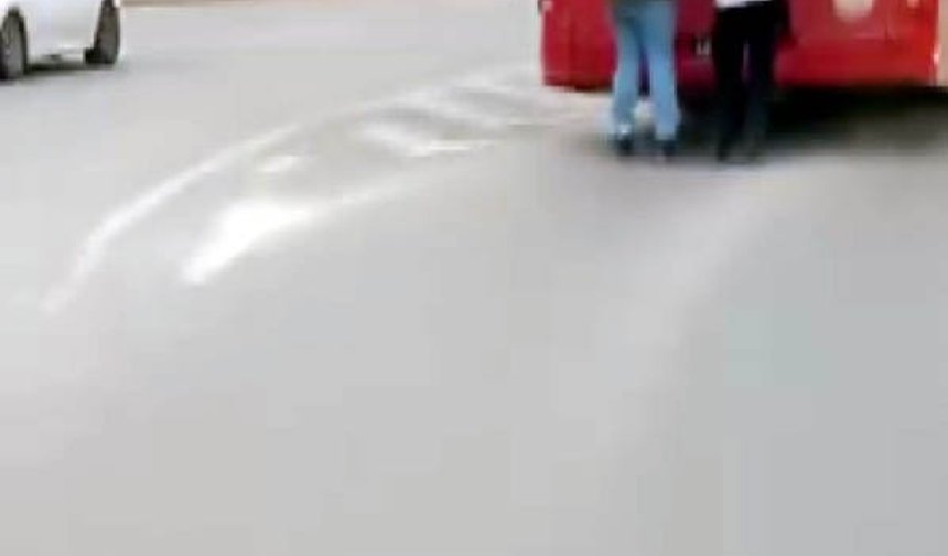 Otobüsün arkasına tutunan patenli çocukların tehlikeli yolculuğu kamerada