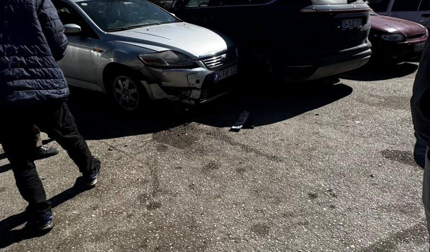 Otomobil, araca çarptı; tamirhaneye daldı; kaza kamerada