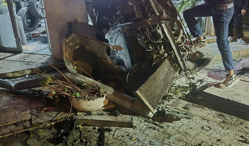 Otomobil, oto lastik mağazasına çarpıp devrildi; 1'i ağır, 3 yaralı