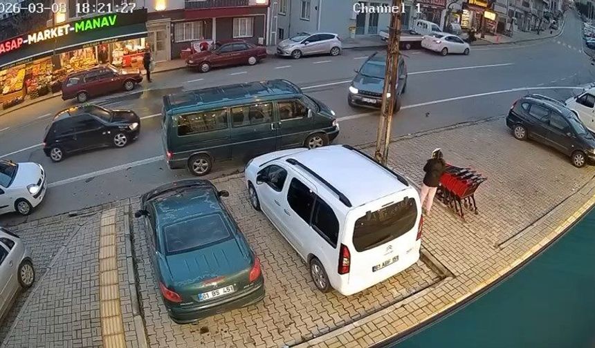 Otomobilin çarptığı yaya ağır yaralandı; o anlar kamerada