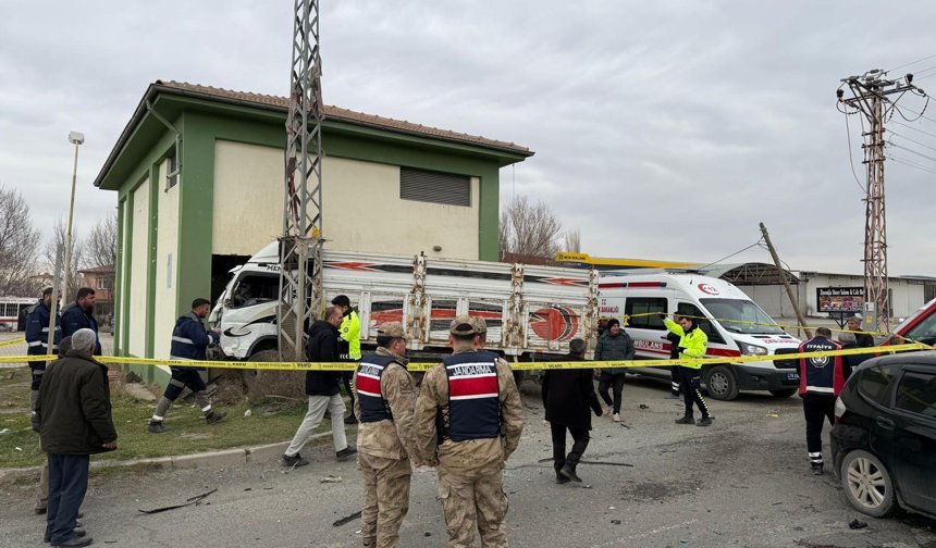 Otomobille çarpışan kamyonet, elektrik trafosunun duvarını yıktı