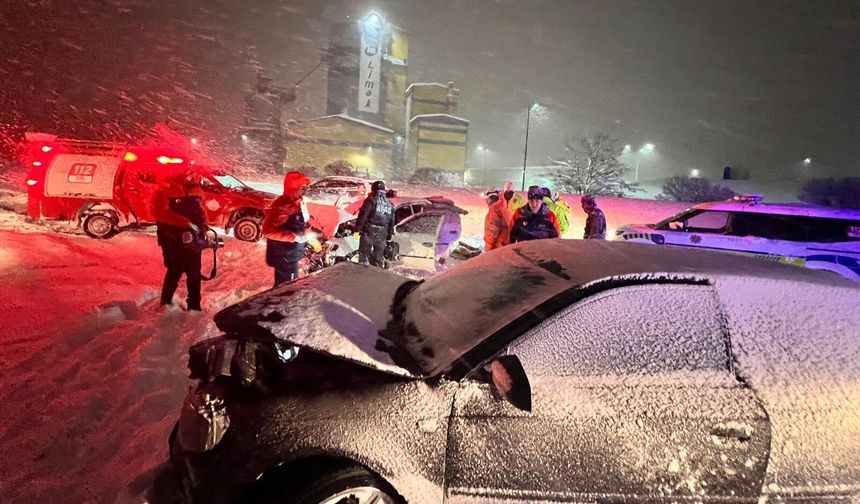 Otomobiller, kafa kafaya çarpıştı; 2'si çocuk 7 yaralı