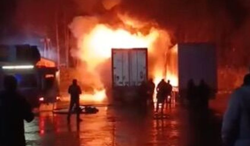 Park halindeki 2 TIR alev alev yandı