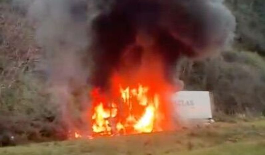 Rize'de Karadeniz Sahil Yolu'nda TIR alev aldı