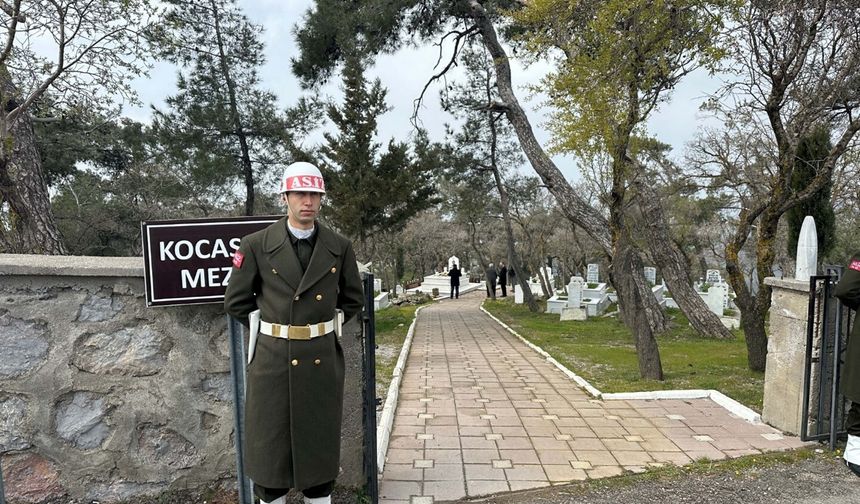 Seyit Onbaşı, mezarı başında anıldı