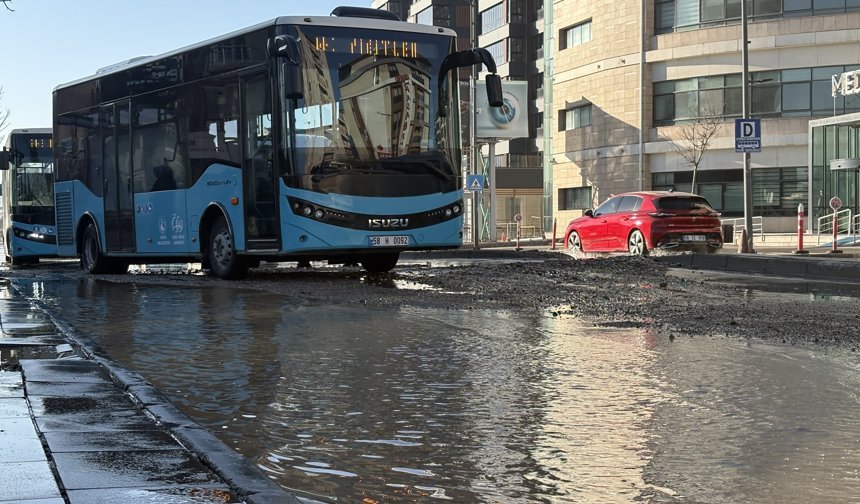 Sivas'ta ana şebeke borusu patladı; yol çöktü