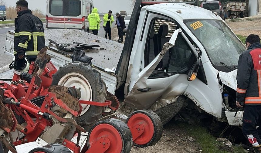 Tarım makinesi yüklü kamyonet yolda savruldu; 3 yaralı