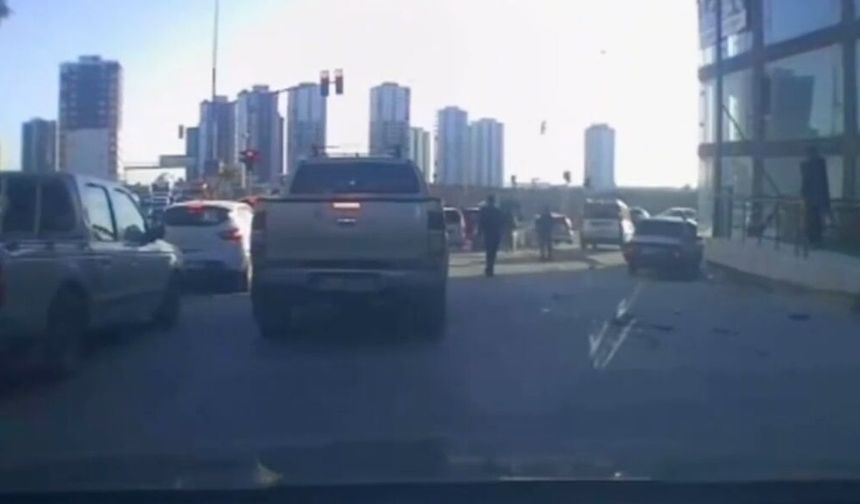 Tartıştıkları kişinin otomobiline sopa ve sandalyelerle zarar verdiler