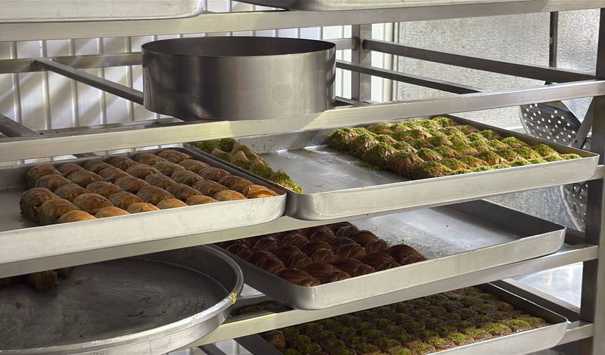 Tatlıcılarda ramazan mesaisi; iftar sofralarına baklava yetiştirmek için 12 saat çalışıyorlar