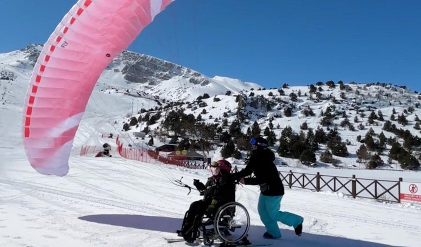 Tekerlekli sandalyede kayak yapma hayalini gerçekleştirdi