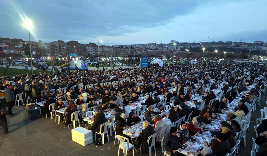 Tekirdağ sahilindeki iftar buluşmasına 8 bin kişi katıldı