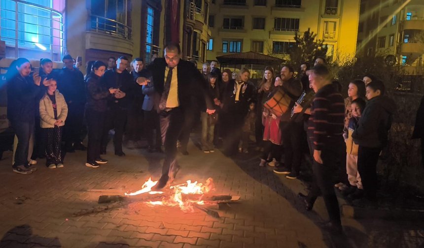 Vali Taşolar, yumurta tokuşturup, Nevruz ateşinin üzerinden atladı