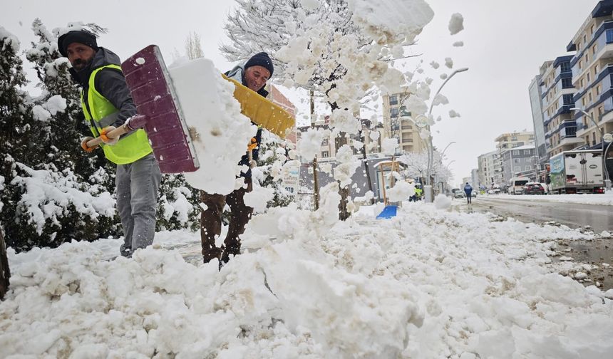 Van'da 143 yerleşim yerinin yolu kardan kapandı