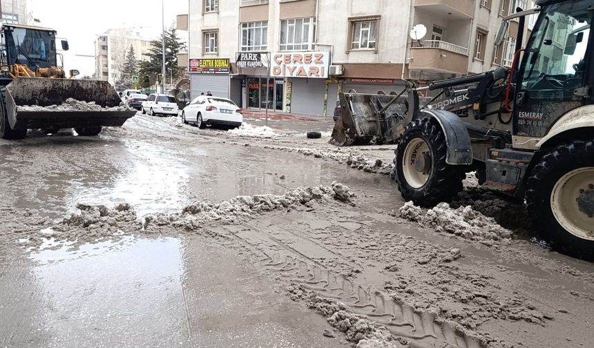 Van'da 216 yerleşim yerinden 157'si ulaşıma açıldı