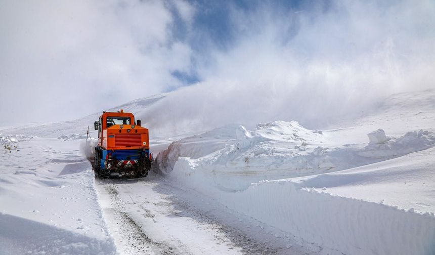 Van'ın İran sınırında 2 metreyi aşan karla mücadele çalışması