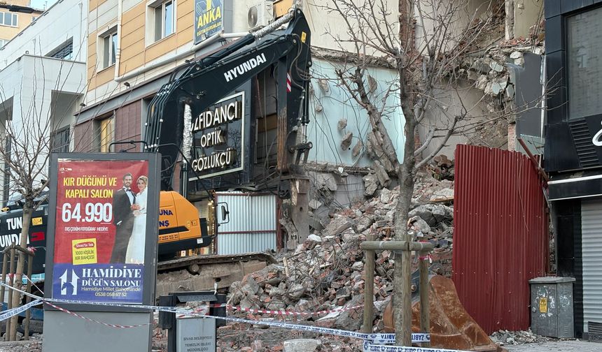 Yıkım sırasında yandaki binanın taşıyıcı kolonu hasar gördü; 21 daire boşaltıldı