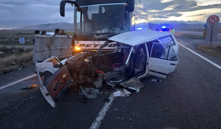 Yolcu otobüsüyle otomobil çarpıştı: 1 ölü, 2 ağır yaralı