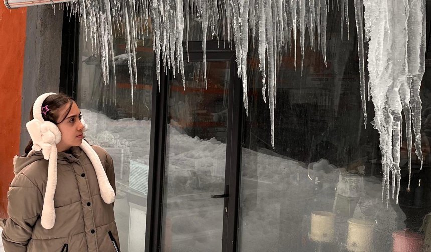 Yollardaki 20 santimlik buz tabakasını iş makinesinin hidrolik kırıcısıyla kırdılar