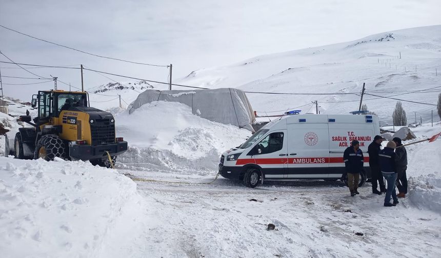 Yolu kapalı köydeki hasta 4 saatlik çalışmaya hastaneye ulaştırıldı