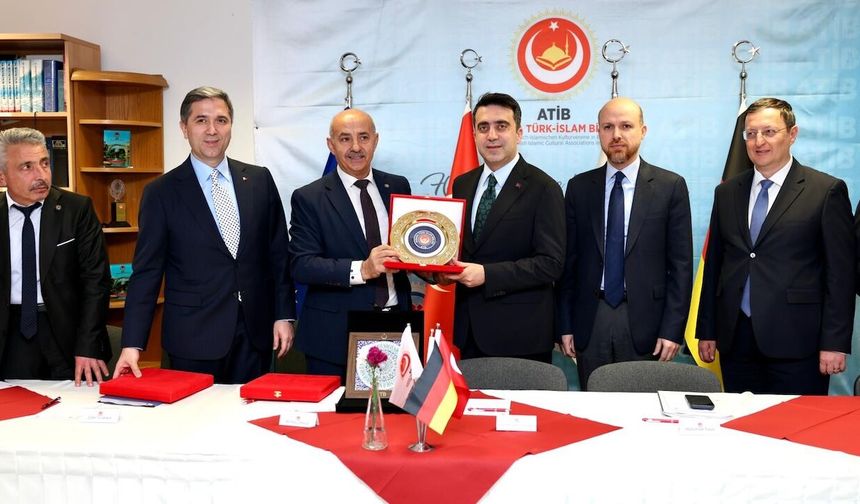 Bilal Erdoğan, ATİB Genel Merkezi’nde Genel Başkan Alipaşa Akbaş ile görüştü.