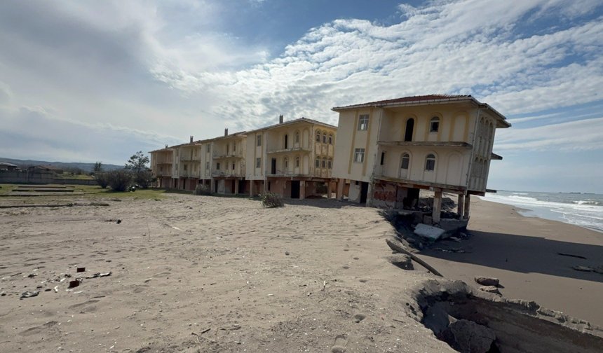 6 yıl önce tahliye edilen villalardan biri yan yattı