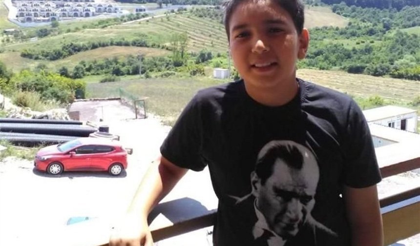 8 yıl önce tüfekle öldürülen Kerem'in ailesinin avukatı duruşma salonunda bastonla olayı canlandırdı