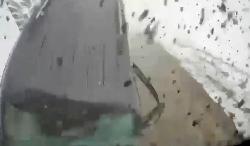 Artvin- Ardahan yolunda hafif ticari araç ile TIR'ın çarpıştığı kaza kamerada: 2 yaralı