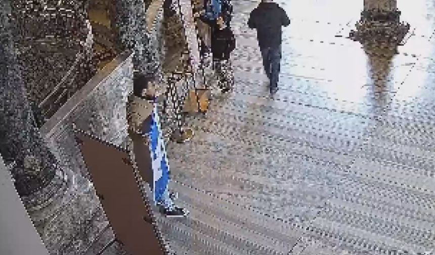 Ayasofya Camii'nde dini ve ideolojik içerik taşıyan sembolik bayrak açan 2 şüpheli tutuklandı