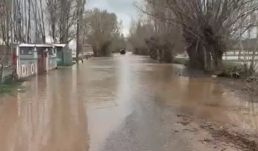 Baraj kapakları açılınca Kızılırmak taştı, köyü su bastı