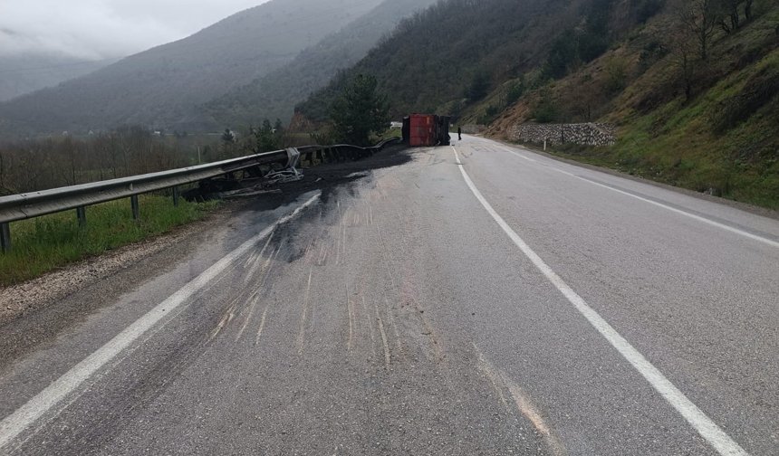 Bariyerlere çarpan kömür yüklü TIR devrildi