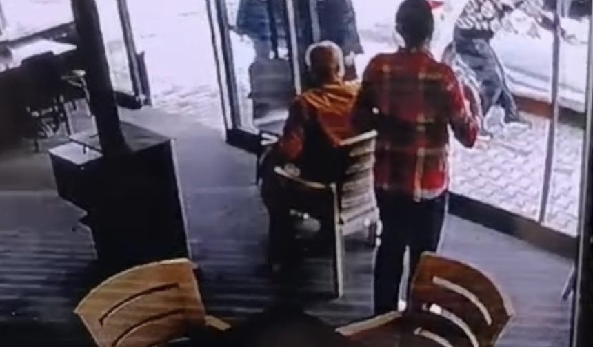 Bartın'da el freni çekilmeyen otomobili son anda durdurdu