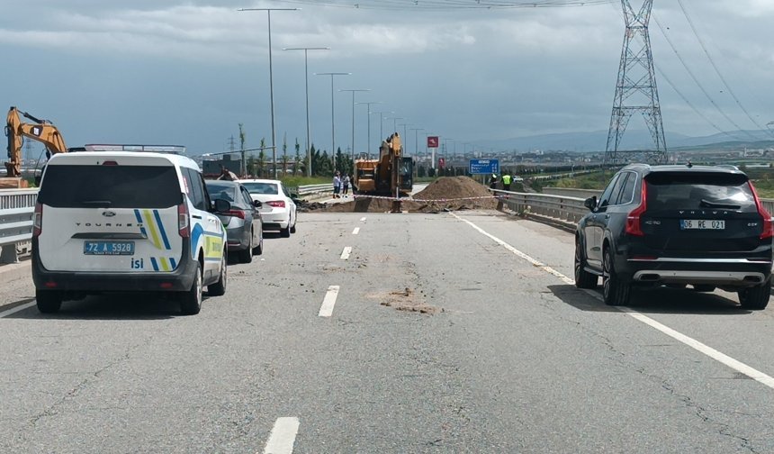 Batman'da yoğun yağış nedeniyle yol çöktü