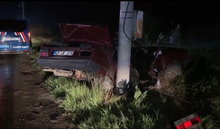 Beton direğe çarpan otomobilin sürücüsü öldü