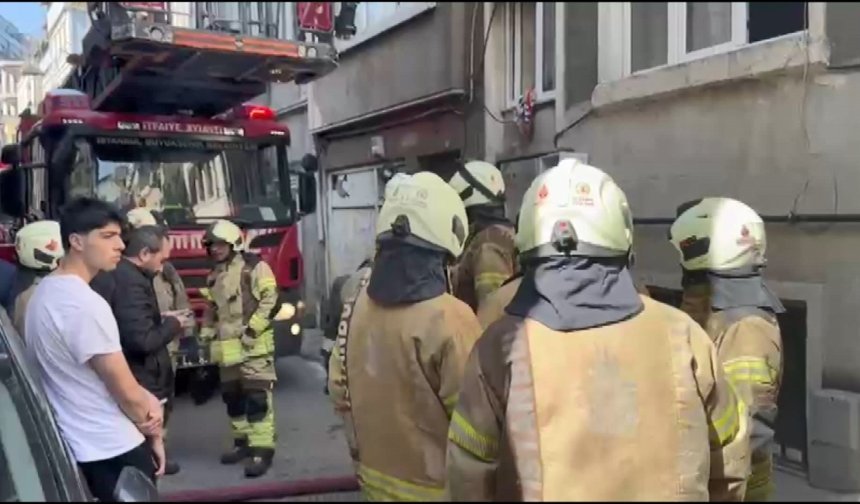 Beyoğlu'nda 5 katlı binada çıkan yangın söndürüldü
