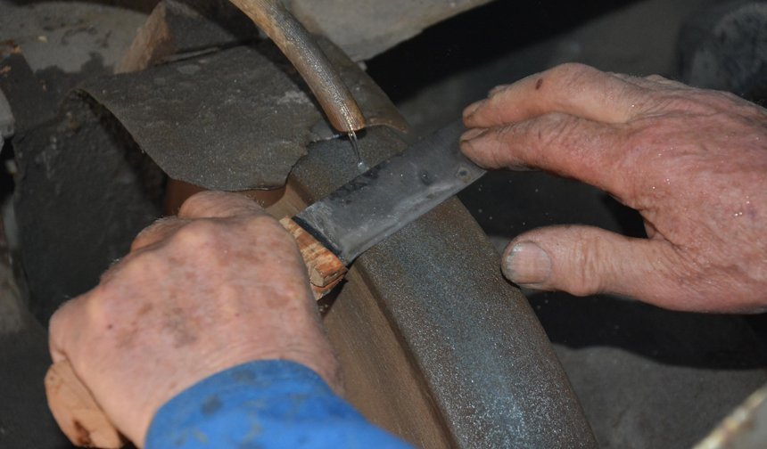 Bıçak ustası, yarım asrı aşkın süredir örs başında çelik dövüyor