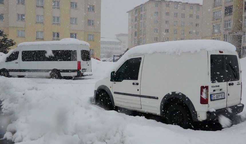 Bitlis'te kardan dolayı 82 köy yolu ulaşıma kapandı
