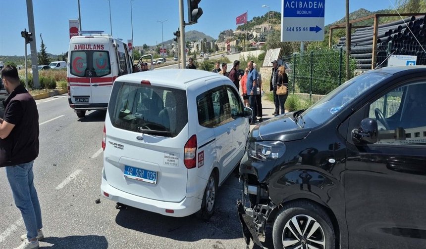 Bodrum'da trafik kazasında 2 Sahil Güvenlik personeli hafif yaralandı, kaza kamerada