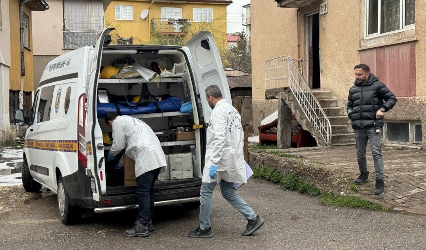 Boşanma aşamasındaki eşini bıçaklayıp, üzerine kapıyı kilitleyerek kaçtı