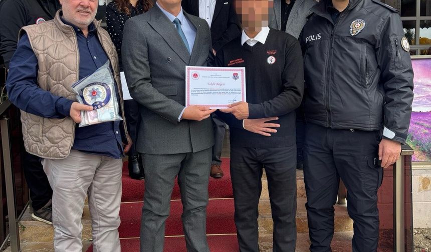 Bulduğu parayı sahibine teslim eden hükümlü garsona, takdir belgesi verildi