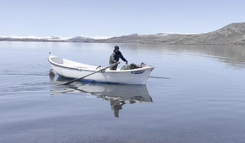 Buzlar çözüldü, balıkçılar sandallarıyla Çıldır Gölü'ne açıldı